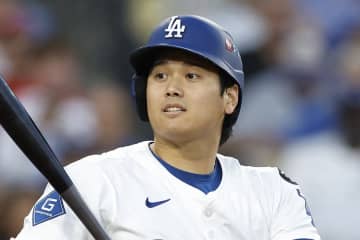 拙攻続いたドジャース、フィリーズ２番手左腕が“MLB史上初”の快挙！「初球でホームランを打たれ、５回以上を投げて勝利投手に」