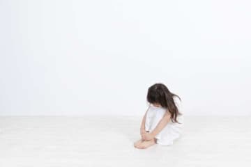 親に放置されて育った大人に共通する特徴とは。どんな性格になりやすい？男女別に解説