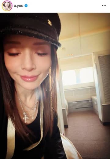 「まじ毛穴どこ」浜崎あゆみ、瞼を閉じた美肌SHOTに反響「幸せそうな笑みがたまらない」