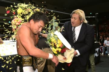 【ＧＬＥＡＴ】諏訪魔が中嶋勝彦を花束で殴打「あれだけ全日本プロレスを荒らしてよお！」