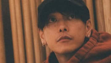 「何でもできる！」佐藤健 ドラム演奏姿にファン歓喜！フードをかぶりリズムカルに叩く様子に「カッコよすぎ」「出来ないことはないんですか？」