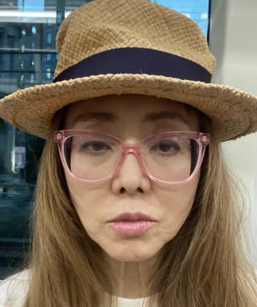 山手線内でのメイクに「ソレはダメ」と厳しい声。女優・熊谷真実の投稿に物議