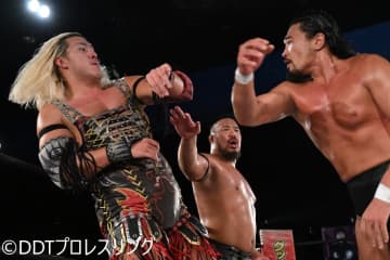 樋口和貞が前哨戦制し、KO-Dタッグ王者の飯野雄貴＆納谷幸男をバッサリ斬り捨てた！「このベルトは歴史ある重いベルト。それを自覚しろ！」