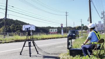 100キロ超でカーブに突入か　三重の軽乗用車5人死亡事故