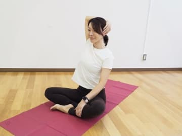 5呼吸で首肩スッキリ！腕の重みでほぐす「首こり」解消ストレッチ