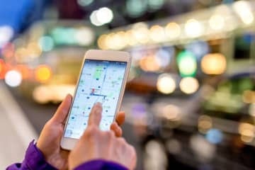 「ここから5分のところにあります」を英語で言うと？