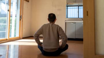 いつでも夜逃げできるようにしているの？（笑）…冷蔵庫・洗濯機を処分、同じ服が三着とマットレスのみの部屋。親も恋人も“切り捨てた”月収40万円の34歳会社員が「ミニマリスト」を卒業したワケ