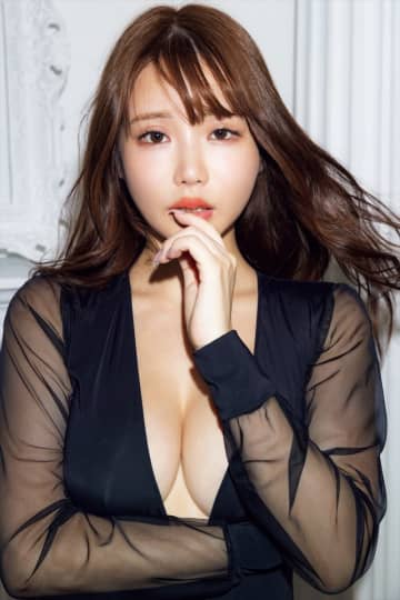 “令和一エロい完売クイーン”新田妃奈、透け感ドレスでHカップ美ボディ披露
