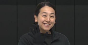 浅田真央がコーチ業初お披露目「大切な時期に私のところに来てくれた。丁寧に指導したい」生徒10人と笑顔の1時間