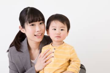 ひとり親家庭に支給される「児童扶養手当」はいくらもらえる？ 支給額の目安と所得制限を解説