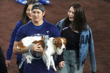 真美子さん、2日連続で夫・大谷翔平の大一番観戦　“夫人会”で集結、勝てば地区S突破