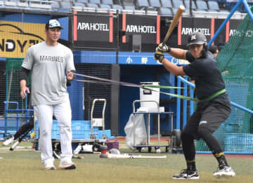 ロッテ・栗原健太コーチ「ただ打つだけではなくて」…「目的意識を持ってやるように」。個別練習の間は「ダラダラ休憩している時間があるともったいない」とバットを振り込ませる！