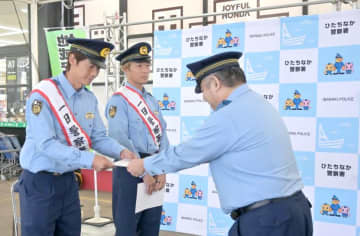 J2水戸　飯田、塚川2選手が一日署長　制服姿で防犯呼びかけ　茨城・ひたちなか