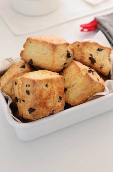 誰でも失敗なし！外はカリッと中はふんわり♪簡単「チョコチップスコーン」レシピ【動画あり】