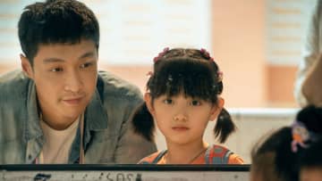 チャン・イーシン(EXO レイ)主演、耳のきこえない父と7歳の娘の“心温まる絆”を描く感動作『愛がきこえる』予告編