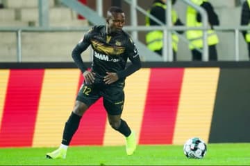 中国サッカーリーグ、トーゴ代表選手が看板に激突して首骨折　競り合いで押し出される