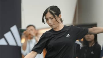 まさかの「見事に外した」元なでしこ・鮫島彩、子ども向け教室でさすがのキックを披露「ますます惚れちまったぜ」「最高～！」
