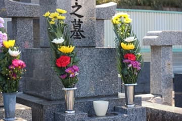 お墓参り代行を依頼するメリット　自分でやらなくてもいいの？相場はどれくらい？