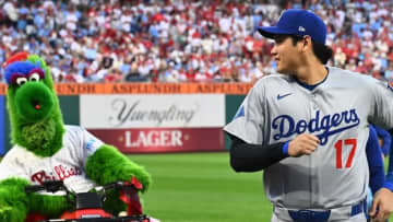 大谷翔平、敵軍マスコットからまさかの“奇襲”　試合前の追走劇に「ニッコニコで草」「愛されているんですね～」