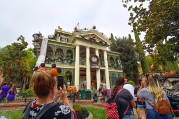 米ディズニーランド「ホーンテッドマンション」で乗客が死亡。なぜ