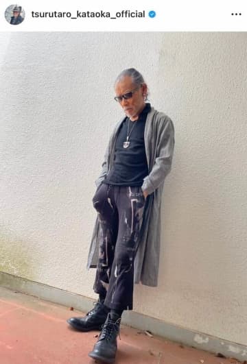 片岡鶴太郎70歳、脚長っ...グレンチェックパンツ×柄シャツの秋コーデ大絶賛　「イケオジ満開」