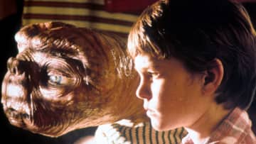 「白いスピルバーグ」の代表作『E.T.』放映 その後は「黒スピ」化したハリウッドの巨匠