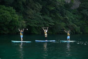 南国 “指宿” なら年中楽しめる「池田湖SUP」のあとは 「砂むし温泉」「地元バル」で心も体もリラックス【鹿児島県 指宿市】