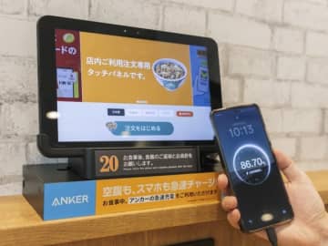 吉野家、全席にスマホ急速充電器　関東220店舗対象　Anker製67W出力