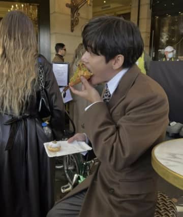 「BTS」V、ロングコートを着てクロワッサンをひと口…パリも彩った完ぺきな秋の日常公開