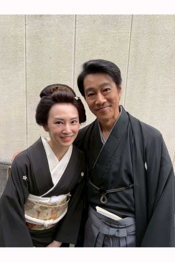 「後ろ後ろ！」　北川景子、幸せWピースも…ネット爆笑「しんどいwww」「心霊写真なのズルい笑」