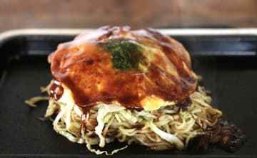 「せーの！」ひっくり返すときは子どもたちが声かけ。家族で楽しく作る、広島県・お好み焼き【おうちでカンタン！郷土ごはん】
