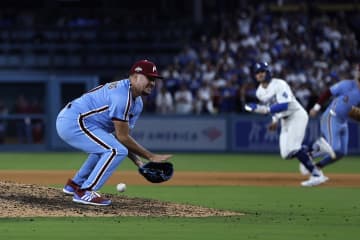 「悲痛な終わり」痛恨の悪送球でフィリーズ終戦…衝撃的な幕切れにLA記者も同情「残酷な結末だ」