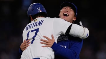 大谷翔平の不意打ちの攻撃に山本由伸が泡だらけ　シャンパンファイト開始早々で大口開いていた山本は歓喜の美酒を直飲み