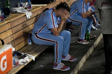 フィリーズがサヨナラ悪送球で敗戦　痛恨失策の若手右腕に指揮官や正捕手が寄り添い励ます　ドジャース戦4戦全てに登板の24歳