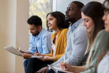 BSI（英国規格協会）、「AI自動化の波が新人の仕事に与える影響」に関する調査レポートを公開――Z世代の雇用リスクに警鐘