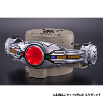 変身ベルト用台座「ディスプレイ台座 KUUGA EDITION」がプレバンにて10月10日13時より予約開始「仮面ライダークウガ」のライダーズクレストとリント文字をプリント