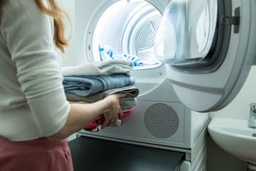 洗濯物を干す手間を省きたいので「衣類乾燥機」が欲しいです。夫からは「浴室乾燥機を使えば」と言われたのですが、1日3時間使用した場合、電気代はどれくらい変わりますか？