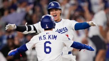 生還したキム・ヘソンを大谷翔平がハグで出迎える　ドジャースがリーグ優勝決定シリーズ進出　キムはPS初出場でサヨナラのベース踏む