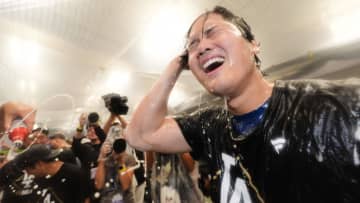 「やばっ、やばい今の」大谷翔平が四方八方から泡の祝福　通訳のアイアトンさんも笑顔で頭から豪快に浴びせる