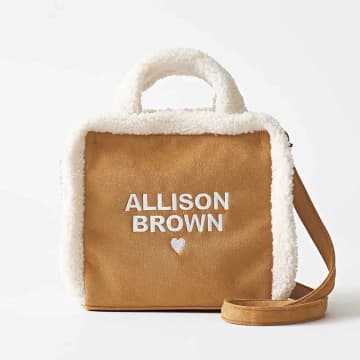 冬らしい「ALLISON BROWN」刺繡入りボアポシェットが付録、sweet12月号特別号