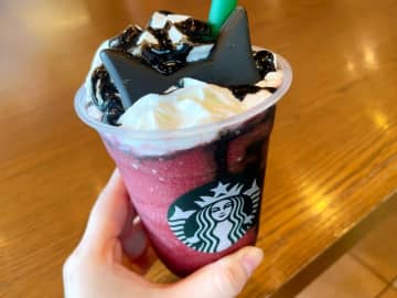 【スタバ新作】「リピ確定」「予想以上」と早くも話題。黒猫モチーフのキュートな限定フラペチーノ、発売日に本音レビュー。