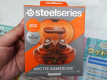SteelSeriesのゲーミングイヤホン「Arctis GameBuds」に新色、ノイキャン対応/低遅延