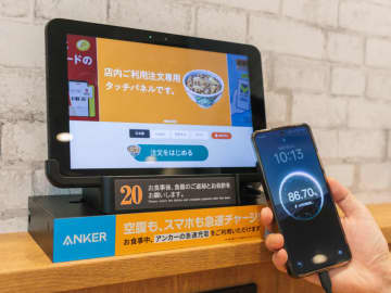 牛丼を食べながらスマホを充電。Ankerが吉野家客席に充電ケーブルを設置
