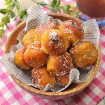 「おやつは毎日かぼちゃがいい！」「このふわふわの正体は何？」ホットケーキミックスで簡単！かぼちゃドーナツレシピ