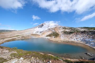 秋の出遅れは生物季節にも　ススキの開花は平年より大幅に遅く　山の雪化粧もゆっくりペース