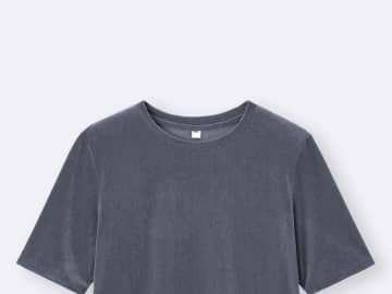 『790円』でイイの！？【GU】洗練グレーが大人っぽい♡「ベロアT」