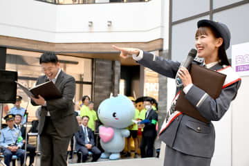 「ももクロ」高城さんが横須賀で一日署長に　「ながら見守り」実践呼びかけ