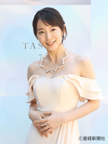 吉岡里帆が放つ“香るジュエリー”の誘惑　艶やか美が視線を奪う