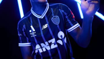 元日本代表がモデル！Aリーグ・メンの新興クラブ、スタイリッシュな新ユニフォームが登場
