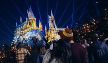 ユニバーサル・エピック・ユニバース初のクリスマス ハリー・ポッター”パリ魔法省”もデコレーション